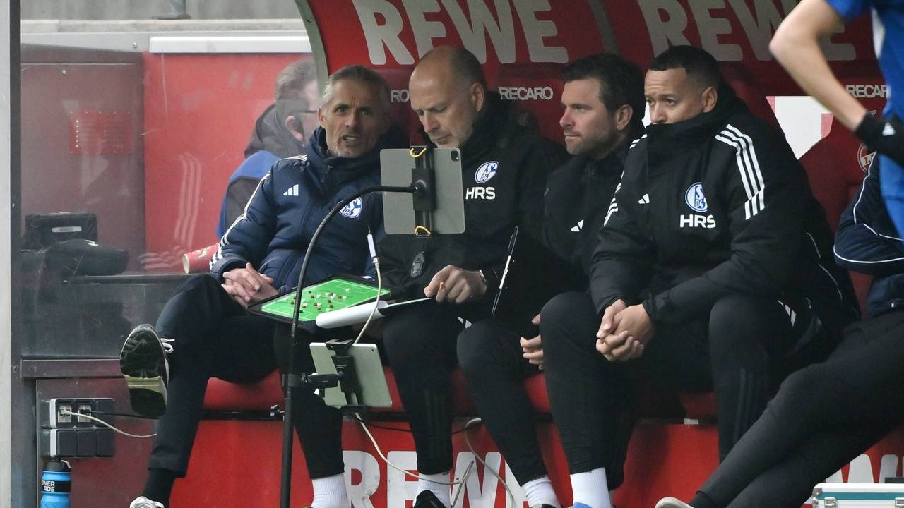Trainer Kees van Wonderen auf der Schalke-Bank.