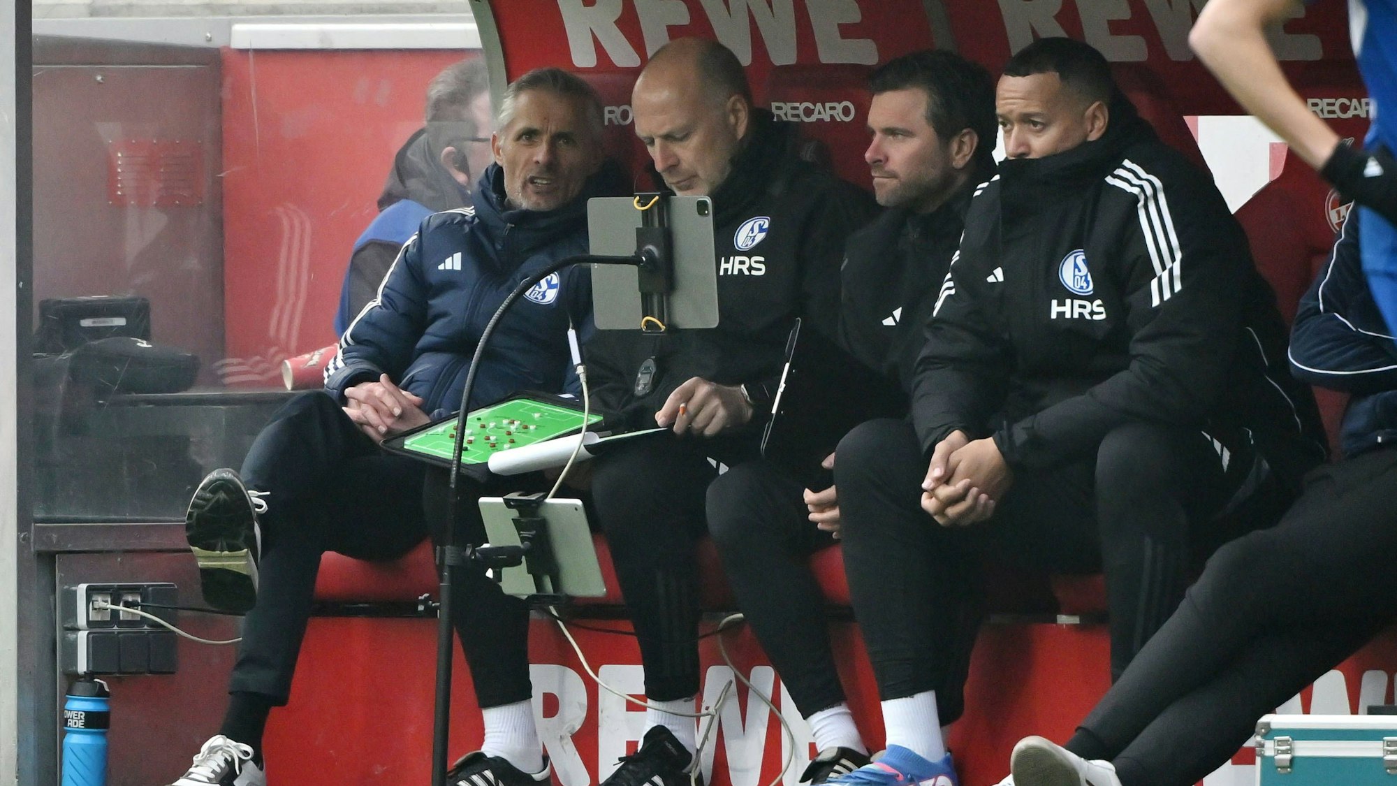 Trainer Kees van Wonderen auf der Schalke-Bank.
