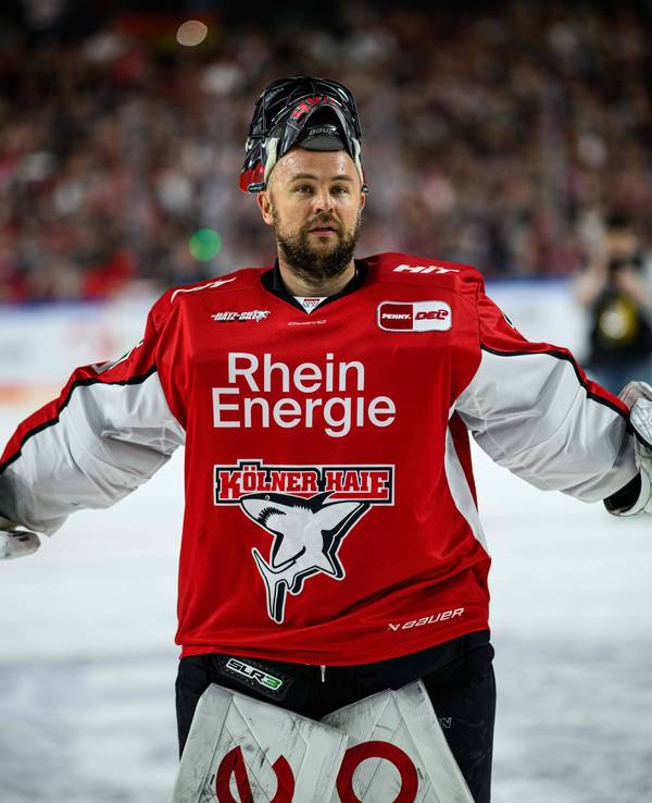 Julius Hudacek feiert nach Abpfiff mit den Fans.