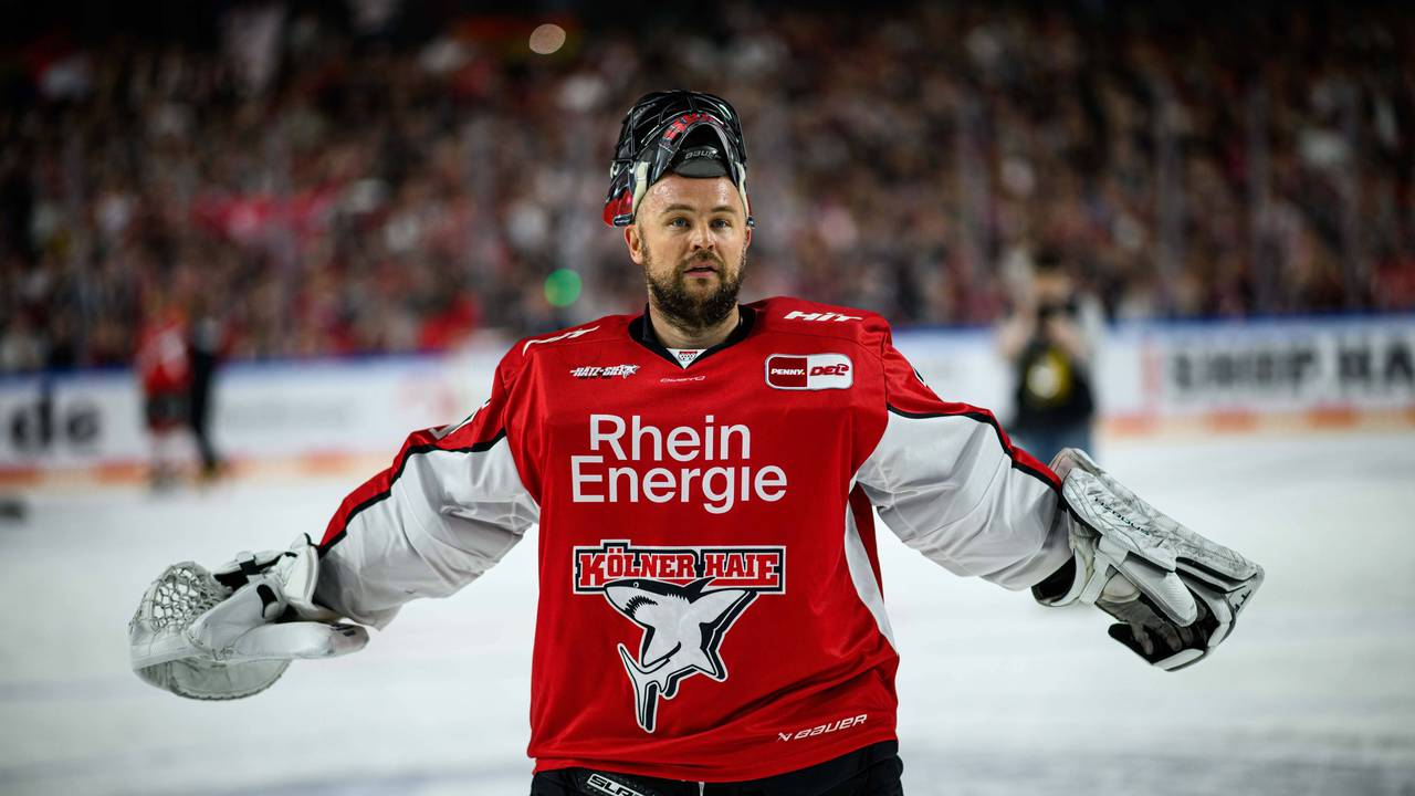 Julius Hudacek feiert nach Abpfiff mit den Fans.