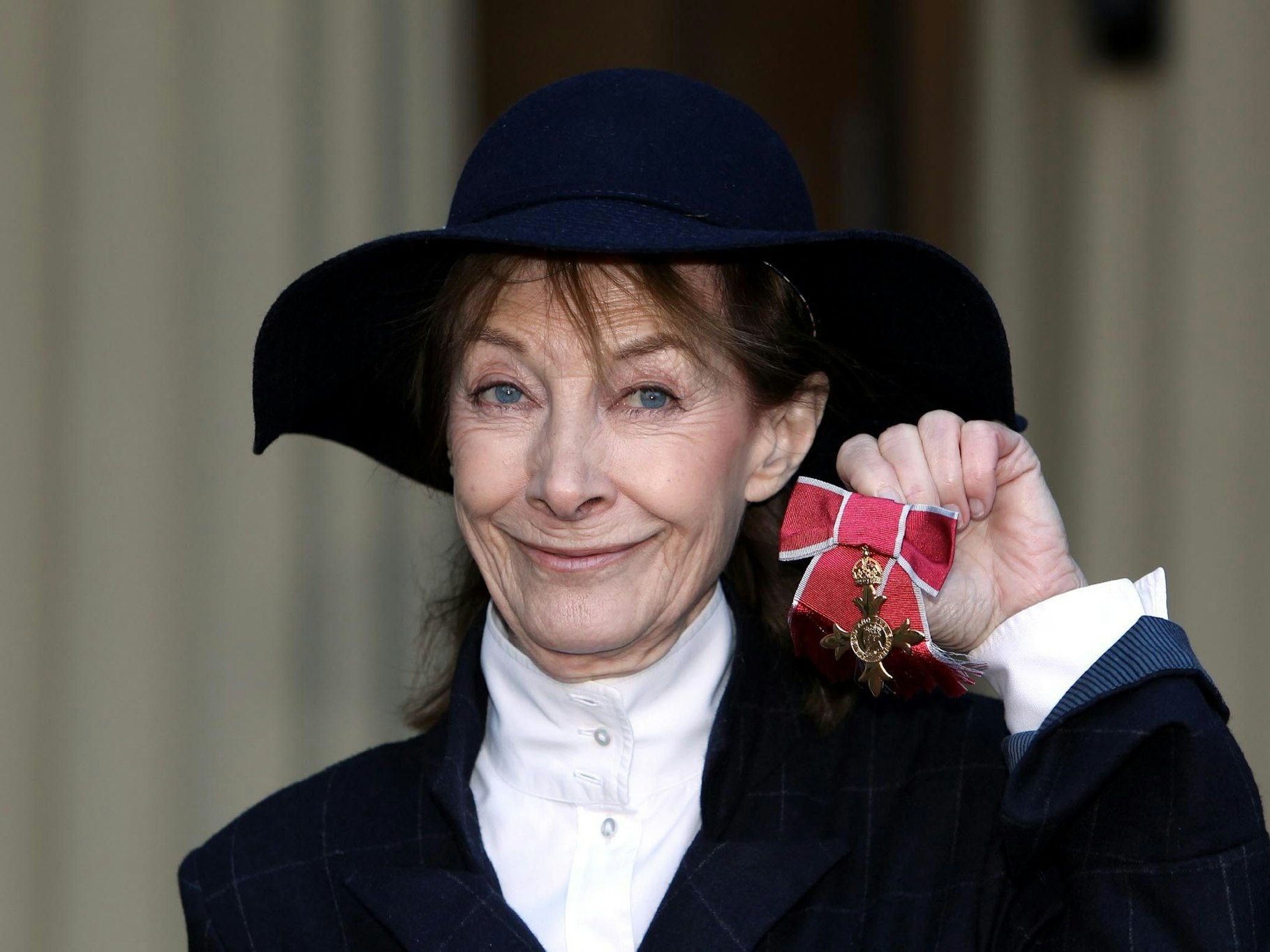 Sie war eines der berühmtesten Hausmädchen Englands: Jean Marsh mit ihrer Medaille als Officer of the British Empire (OBE) nach einer Verleihungszeremonie im Buckingham Place 2012.