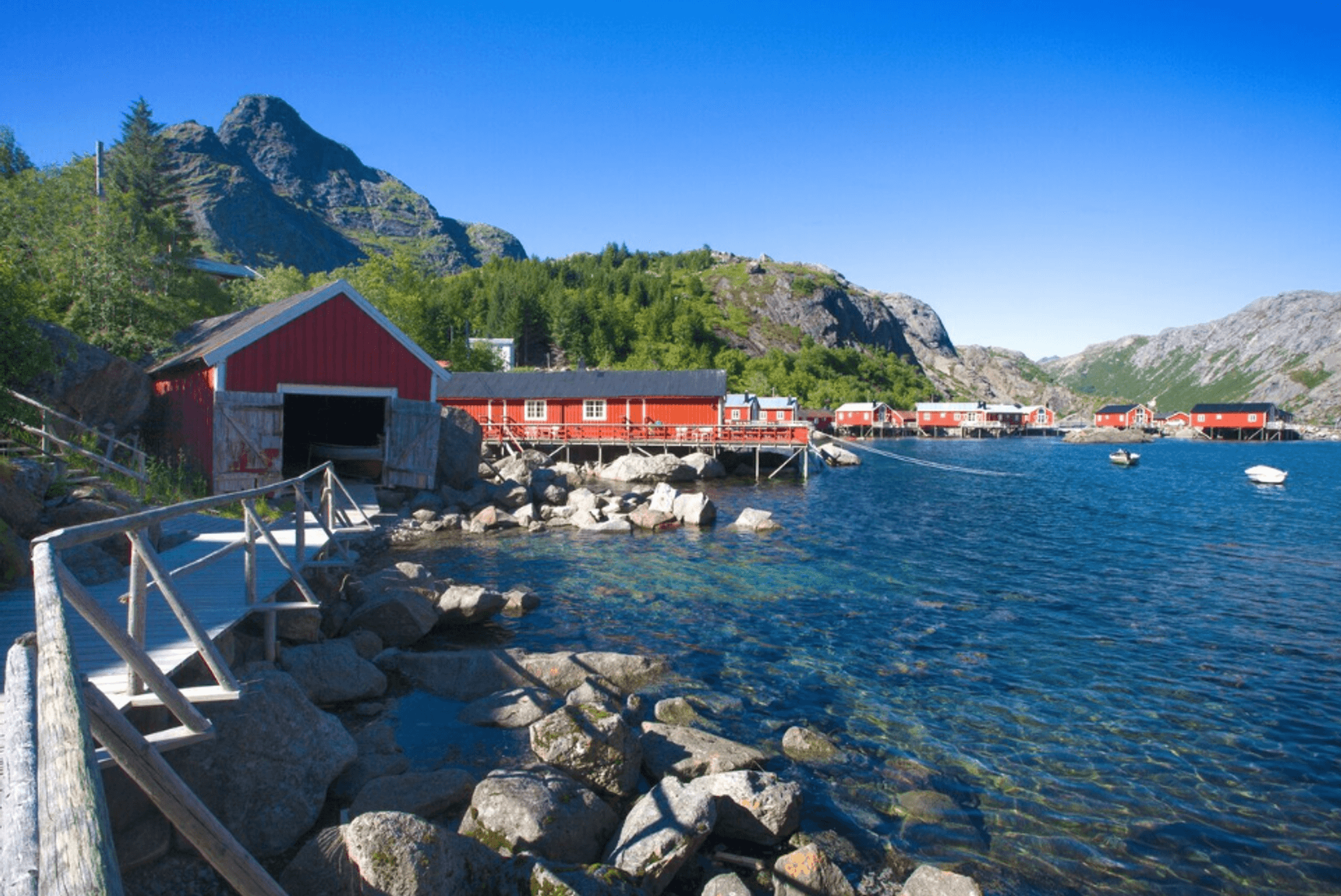 Bild vom Dörfchen Nusfjord in Norwegen, eines der am besten erhaltenen Fischerdörfer auf den Lofoten und ist heute ein Freilichtmuseum.