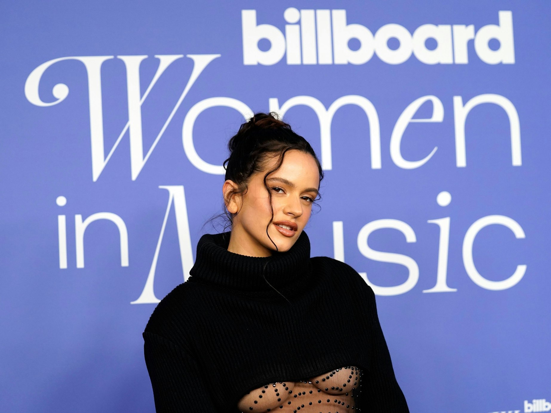 Sängerin Rosalia, hier bei den Billboard Women in Music Awards 2023, ist die neue Freundin von Emilio Sakraya.