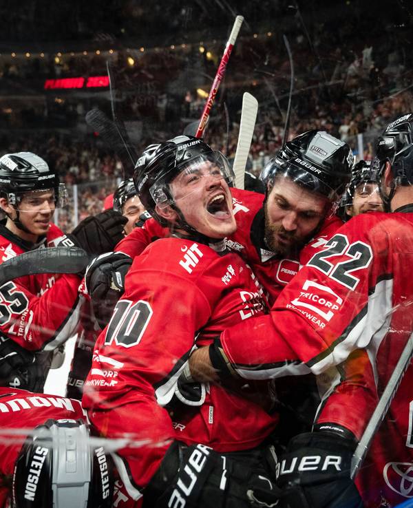 Die Kölner Spieler um Torschütze Justin Schütz (M.) jubeln nach dem Siegtreffer zum 3:2.