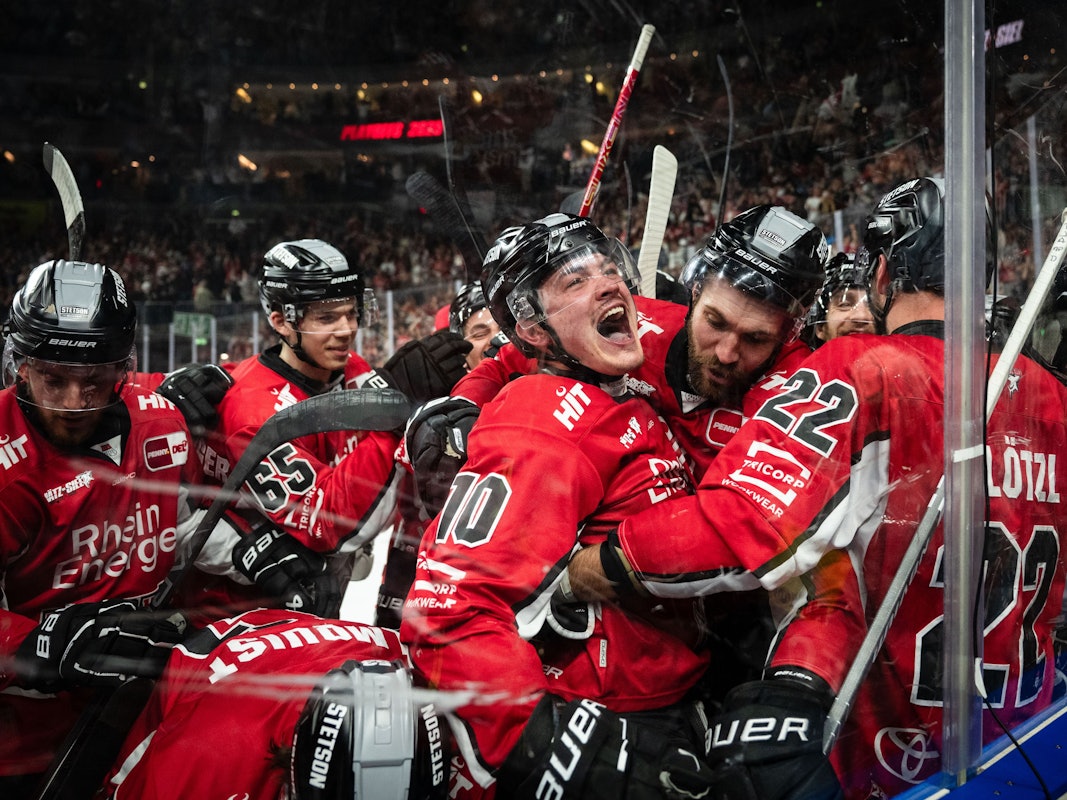 Die Kölner Spieler um Torschütze Justin Schütz (M.) jubeln nach dem Siegtreffer zum 3:2.