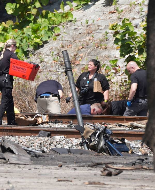 11.04.2025, USA, Boca Raton: Rettungskräfte bergen die Leichen der Menschen, die beim Absturz eines Kleinflugzeugs auf die Bahngleise unter der Überführung nahe der Interstate 95 in Boca Raton, Florida, ums Leben gekommen sind. Foto: Marta Lavandier/AP/dpa +++ dpa-Bildfunk +++