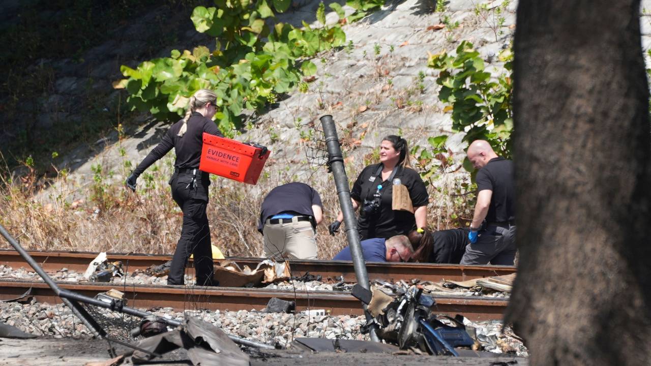 11.04.2025, USA, Boca Raton: Rettungskräfte bergen die Leichen der Menschen, die beim Absturz eines Kleinflugzeugs auf die Bahngleise unter der Überführung nahe der Interstate 95 in Boca Raton, Florida, ums Leben gekommen sind. Foto: Marta Lavandier/AP/dpa +++ dpa-Bildfunk +++