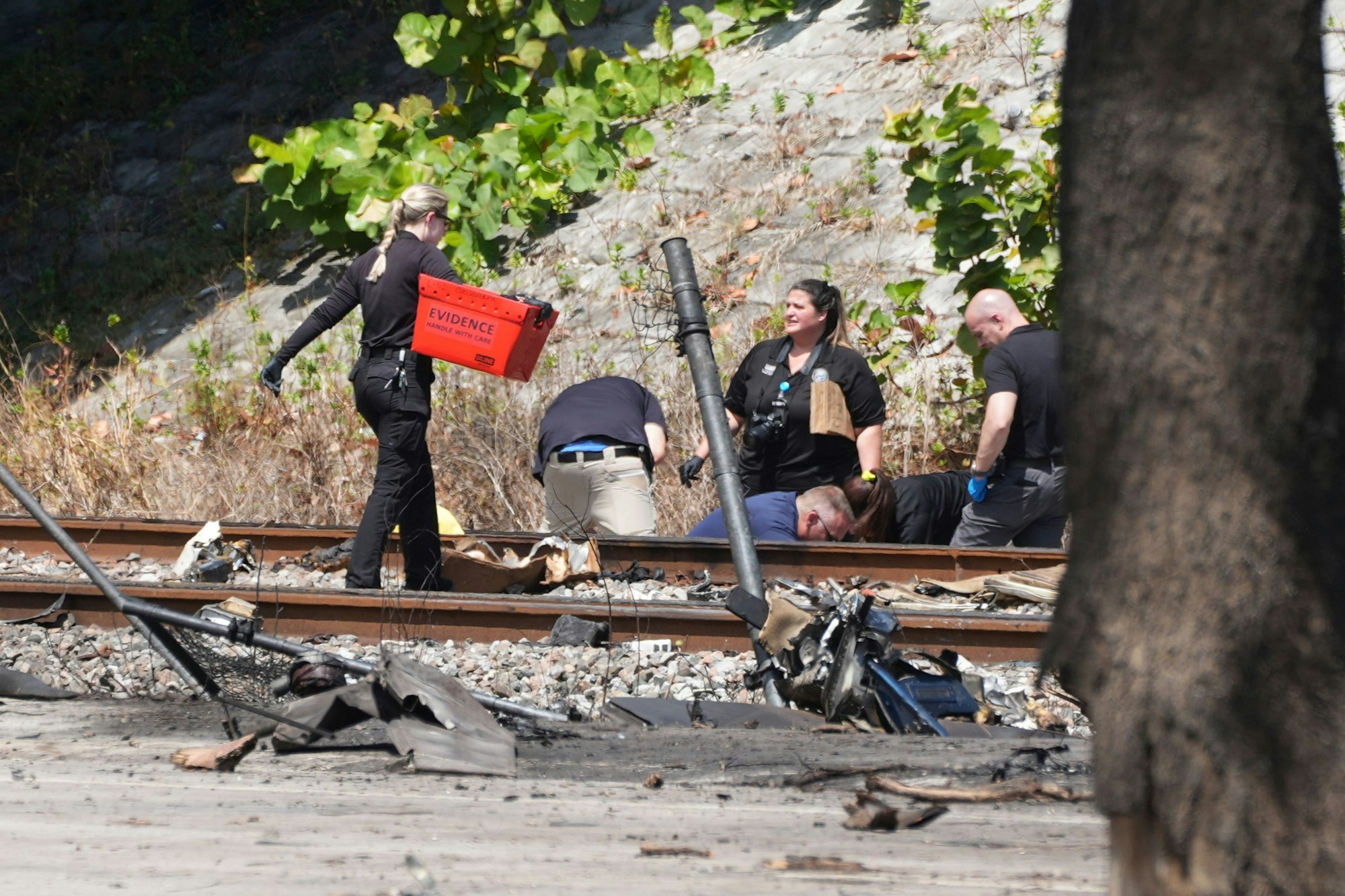 11.04.2025, USA, Boca Raton: Rettungskräfte bergen die Leichen der Menschen, die beim Absturz eines Kleinflugzeugs auf die Bahngleise unter der Überführung nahe der Interstate 95 in Boca Raton, Florida, ums Leben gekommen sind. Foto: Marta Lavandier/AP/dpa +++ dpa-Bildfunk +++