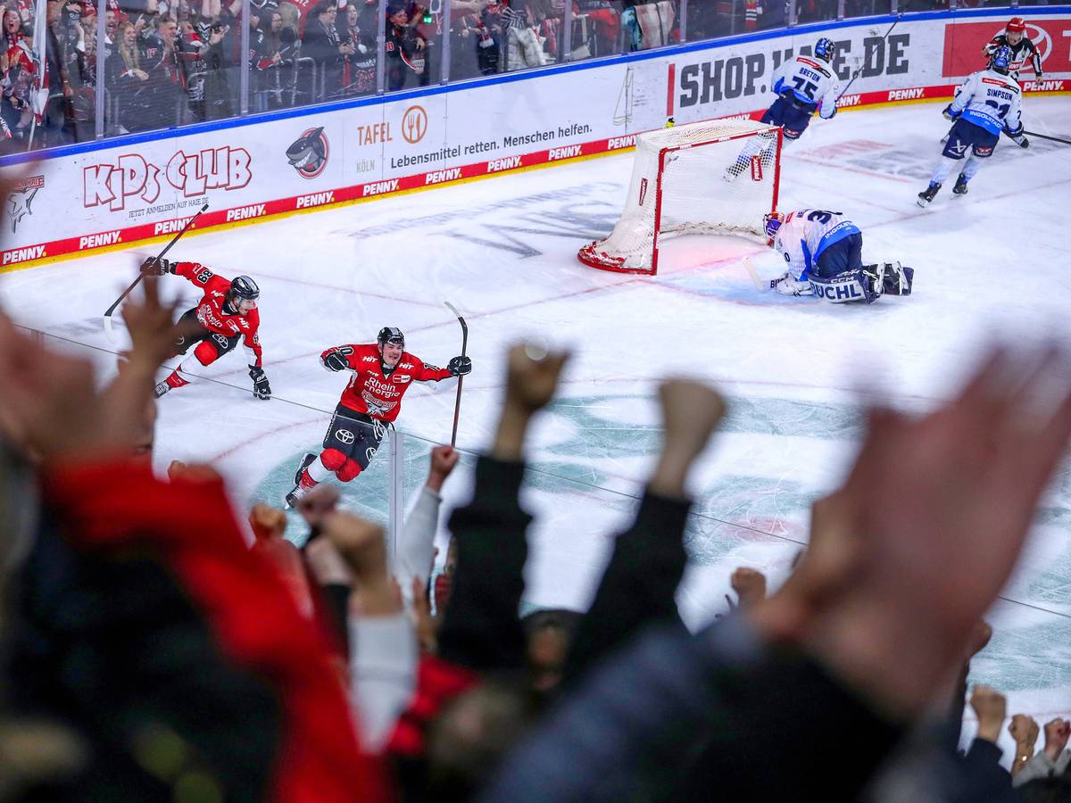 Justin Schütz beim Torjubel in der Lanxess-Arena.