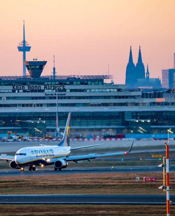 Eine Ryanair-Boeing landet am Flughafen Köln/Bonn.
