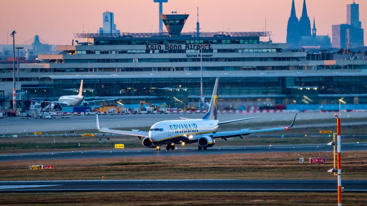 Eine Ryanair-Boeing landet am Flughafen Köln/Bonn.