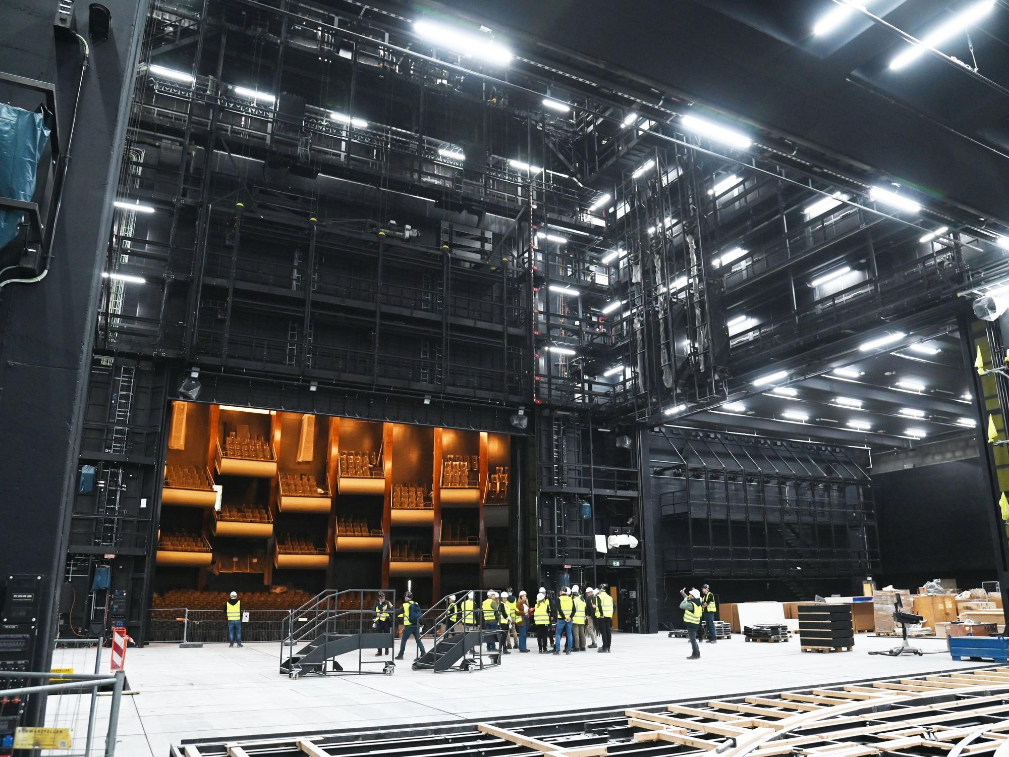 April 2025: Die Bühne im Opernhaus samt Technik.