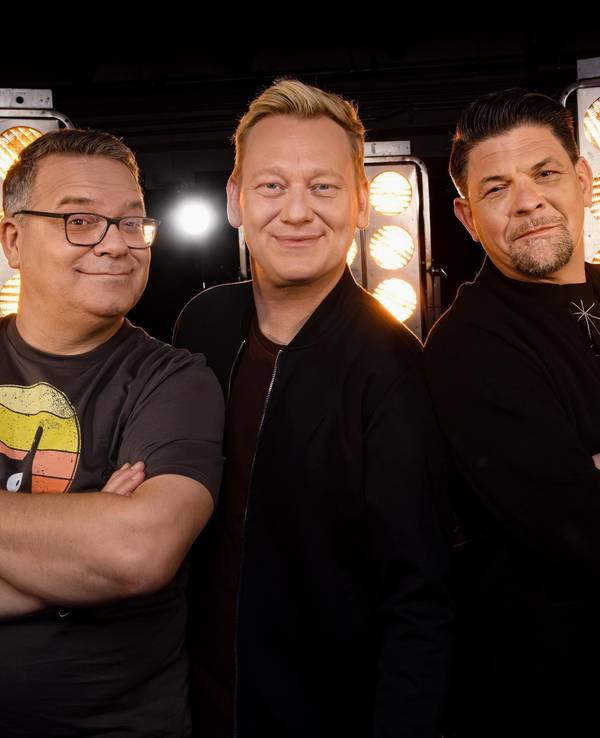 Zu sehen sind Moderator Elton, Entertainer Knossi und TV-Koch Tim Mälzer auf einem Pressefoto im Zuge ihrer Show „Drei gegen Einen - Die Show der Champions“.
