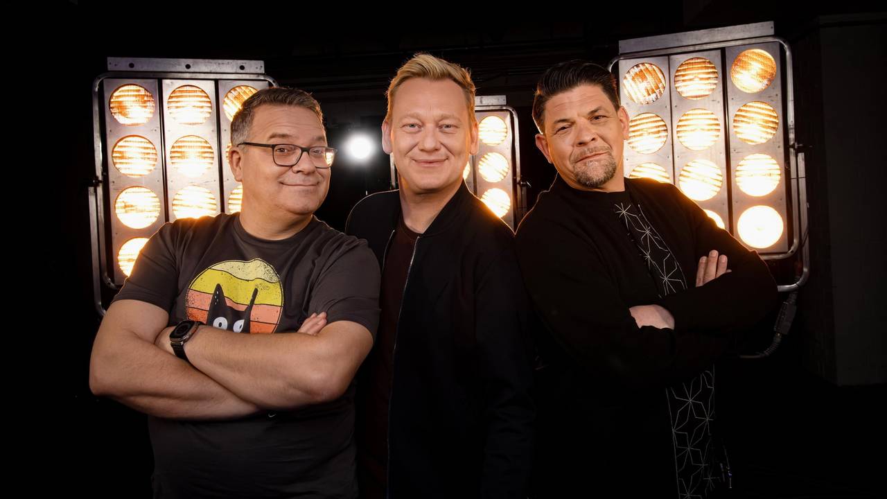 Zu sehen sind Moderator Elton, Entertainer Knossi und TV-Koch Tim Mälzer auf einem Pressefoto im Zuge ihrer Show „Drei gegen Einen - Die Show der Champions“.