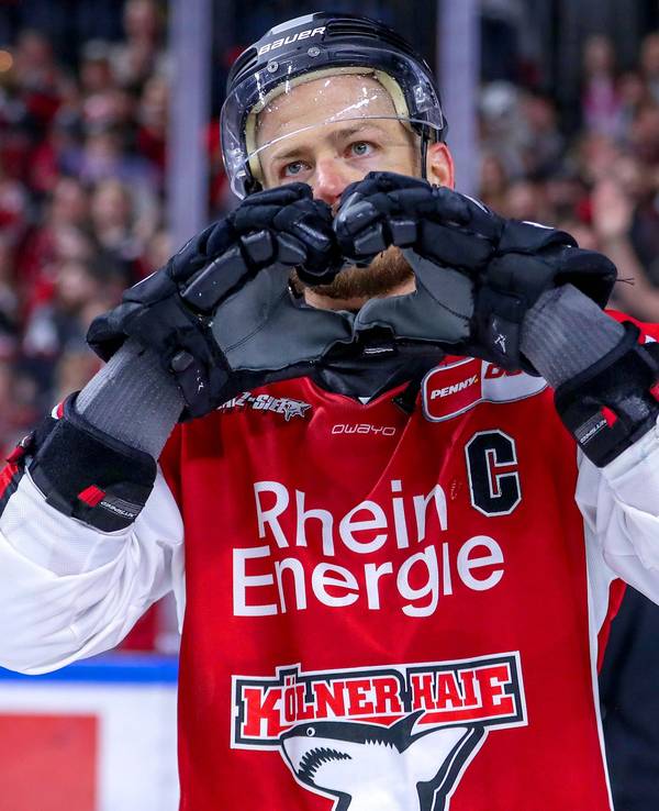Moritz Müller formt mit seinen Händen (in Handschuhen) ein Herz, um sich bei den Fans zu bedanken.