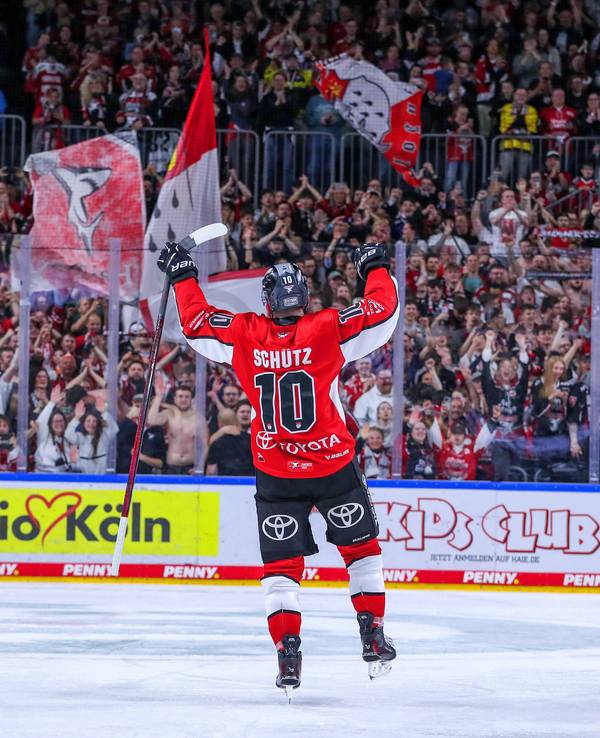 Justin Schütz feiert vor den Fans.