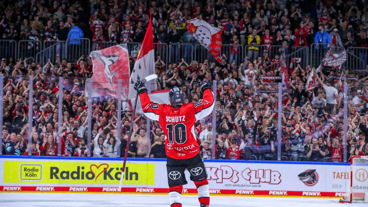 Justin Schütz feiert vor den Fans.