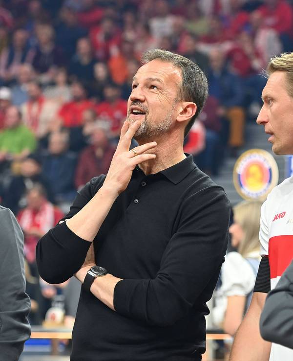 Fredi Bobic und Alexander Wehrle gucken nach oben auf den Videowürfel.