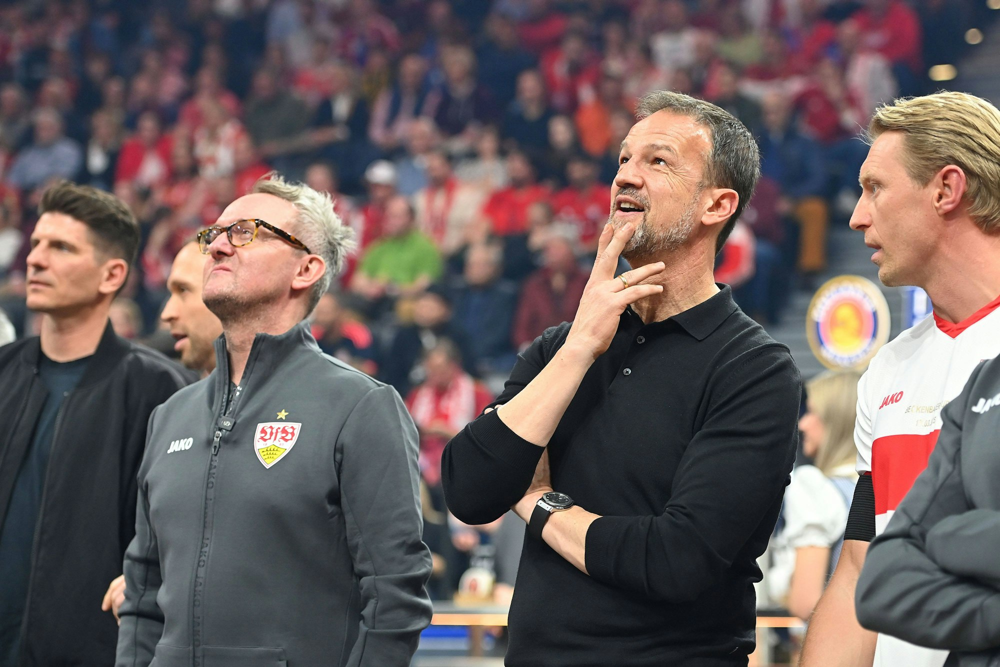 Fredi Bobic und Alexander Wehrle gucken nach oben auf den Videowürfel.