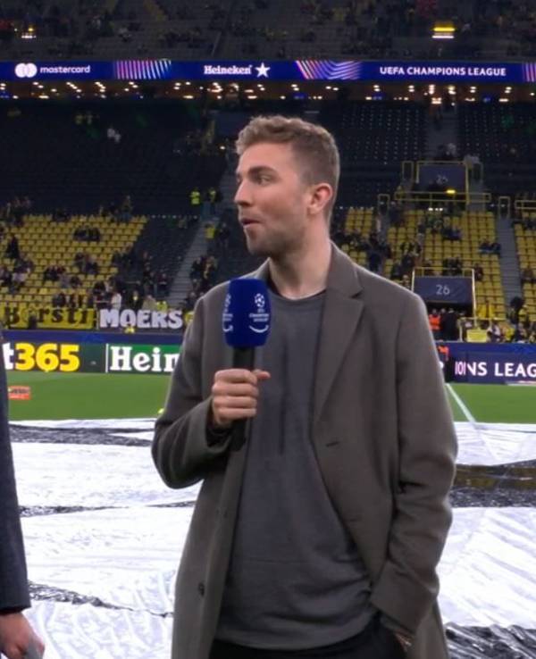 Alex Schlüter begrüßt nur ein Experten-Duo zum Start in die Sendung.