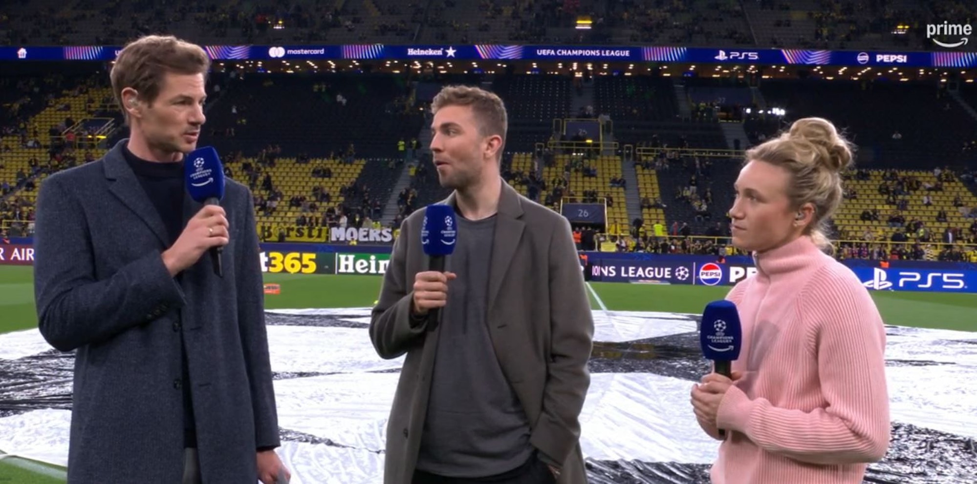 Alex Schlüter begrüßt nur ein Experten-Duo zum Start in die Sendung.