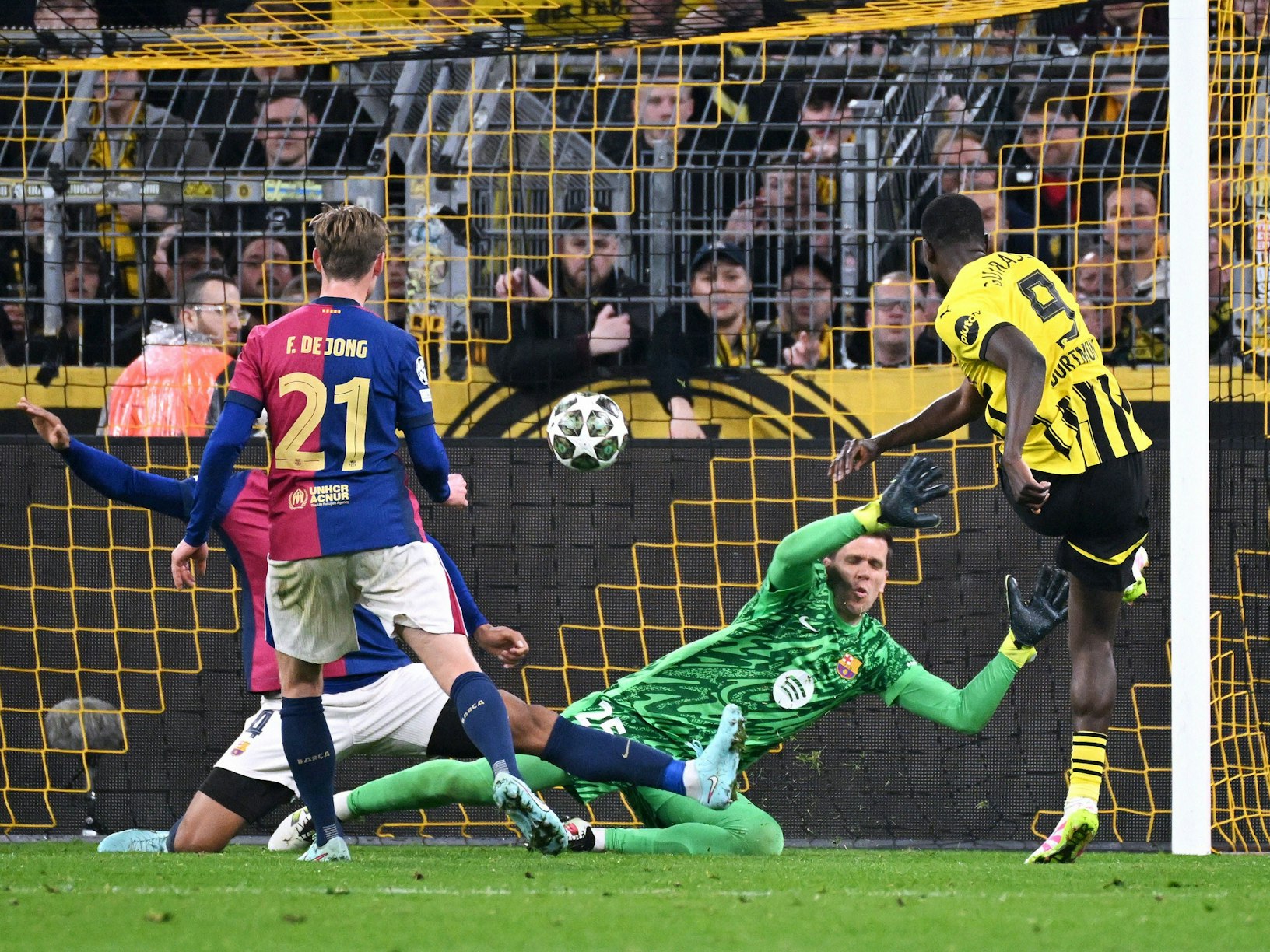 Serhou Guirassy schießt ein Tor gegen Barcelona.