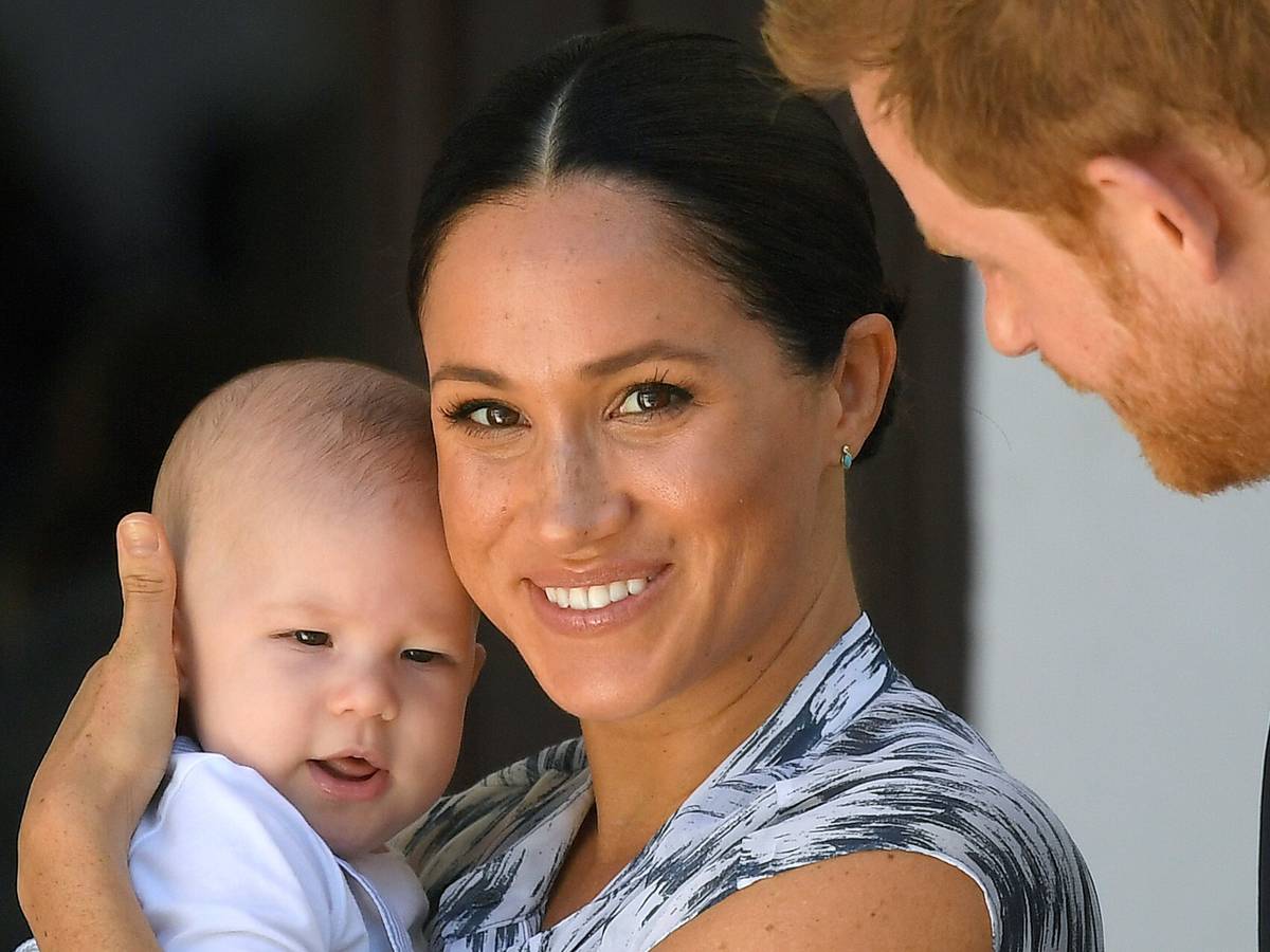 Prinz Harry (r), Herzog von Sussex, und seine Frau Meghan (m), Herzogin von Sussex, gemeinsam mit ihrem Sohn Archie (l).