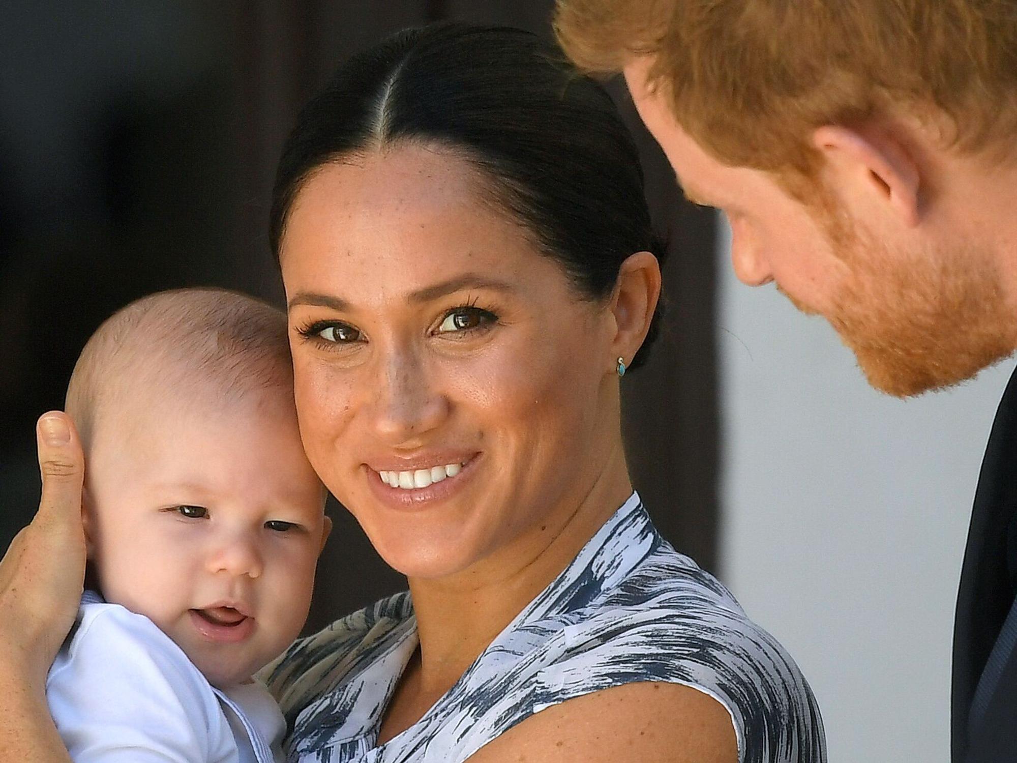 Prinz Harry (r), Herzog von Sussex, und seine Frau Meghan (m), Herzogin von Sussex, gemeinsam mit ihrem Sohn Archie (l).