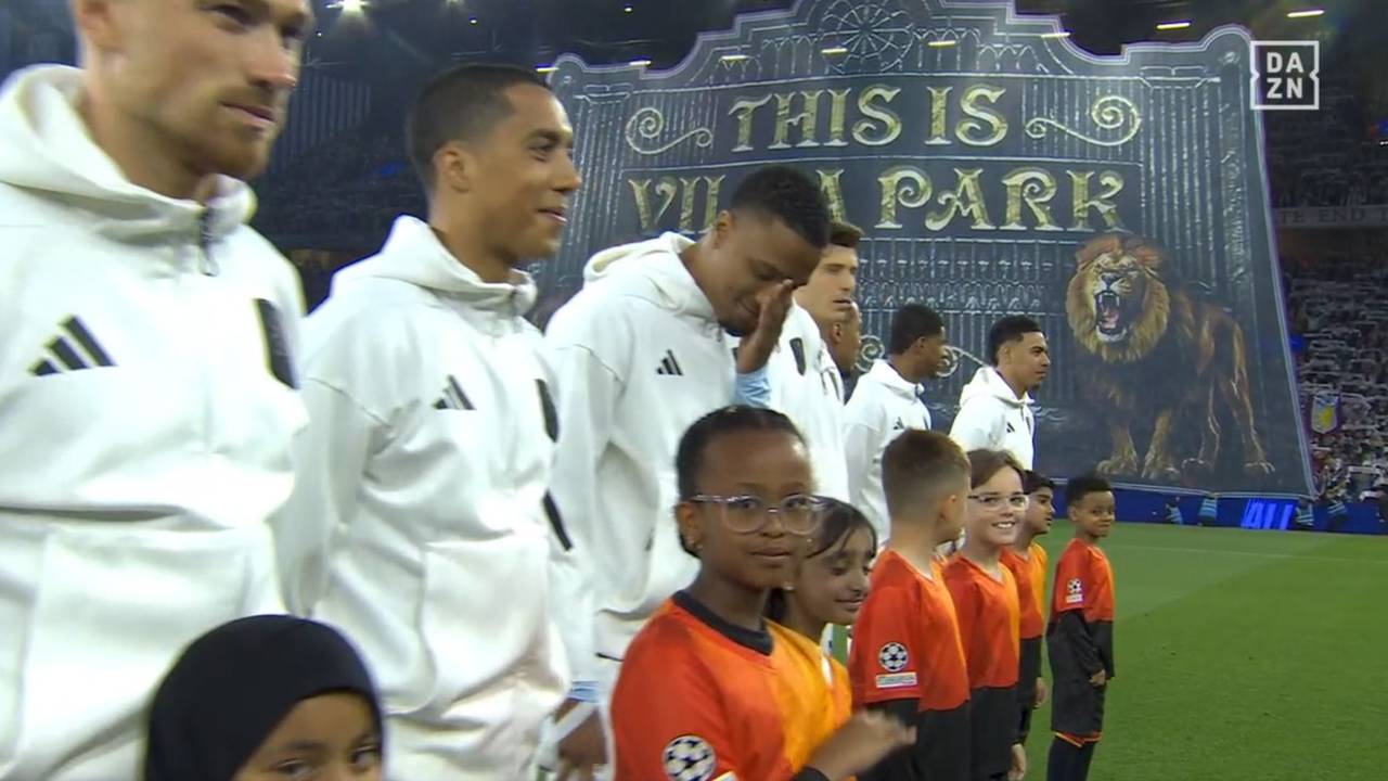 Die Spieler von Aston Villa machten sich am Dienstagabend (15. April 2025) über die falsche Hymne lustig.
