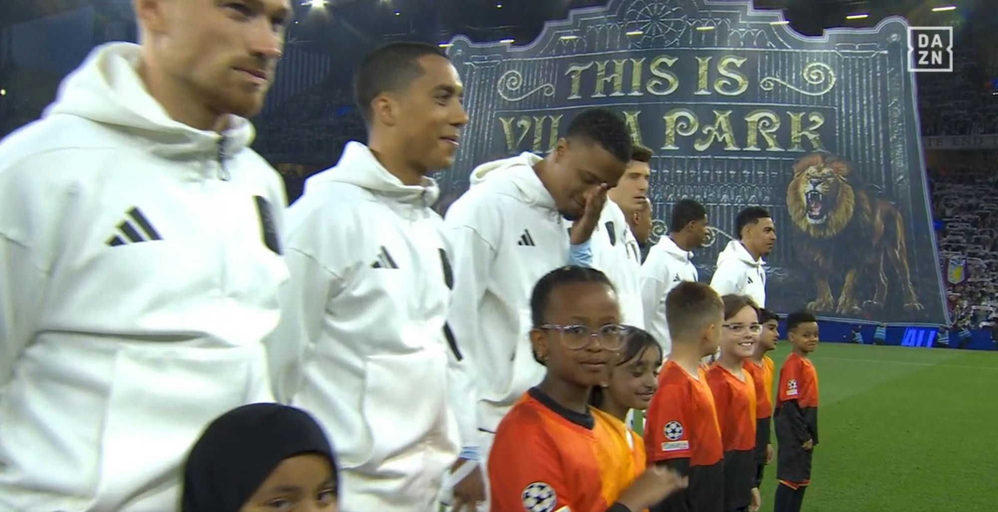 Die Spieler von Aston Villa machten sich am Dienstagabend (15. April 2025) über die falsche Hymne lustig.