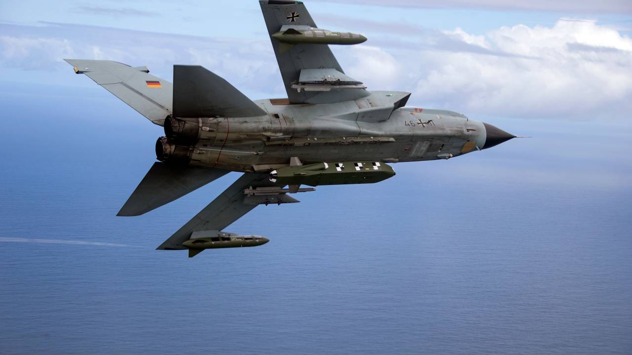 Ein Kampfjet am Himmel.