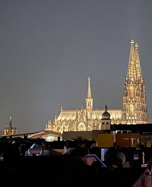 Der Kölner Dom ist in der Nacht vollbeleuchtet.