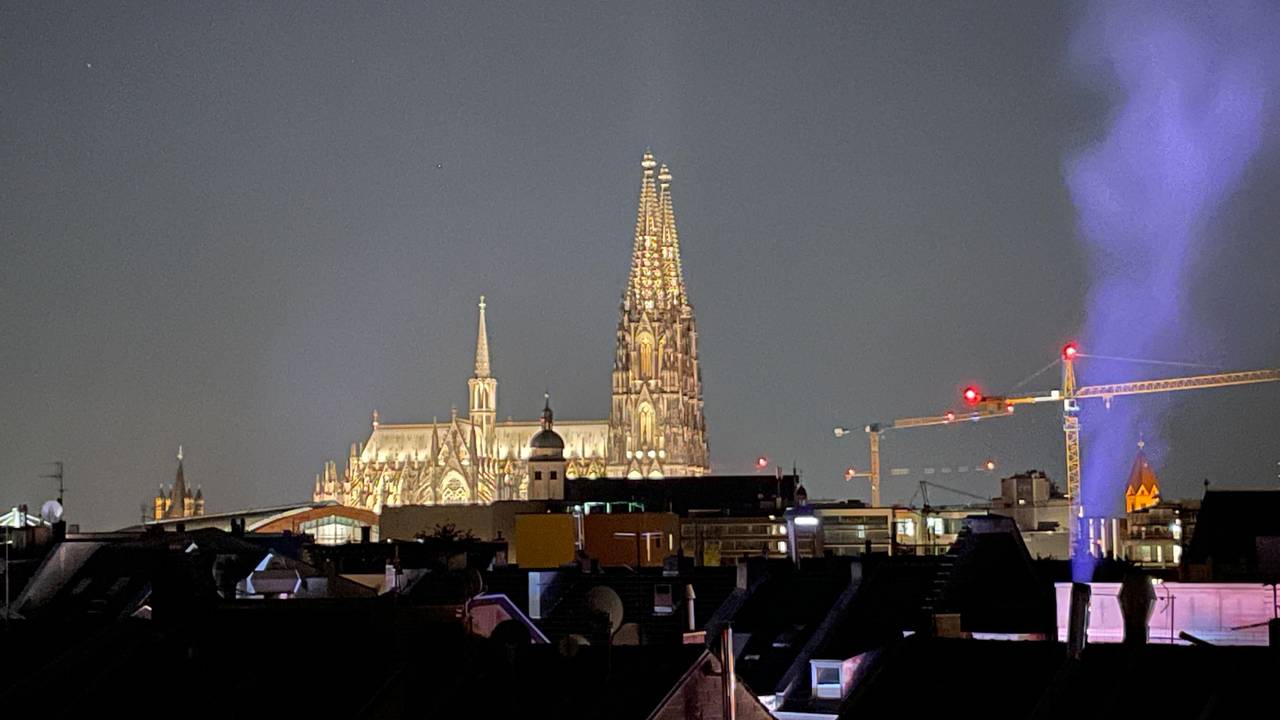 Der Kölner Dom ist in der Nacht vollbeleuchtet.