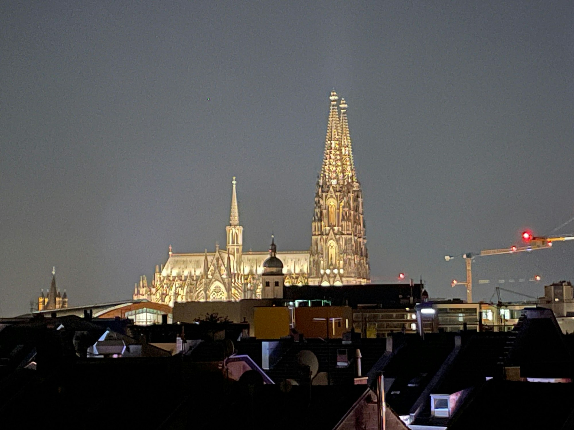 Der Kölner Dom ist in der Nacht vollbeleuchtet.