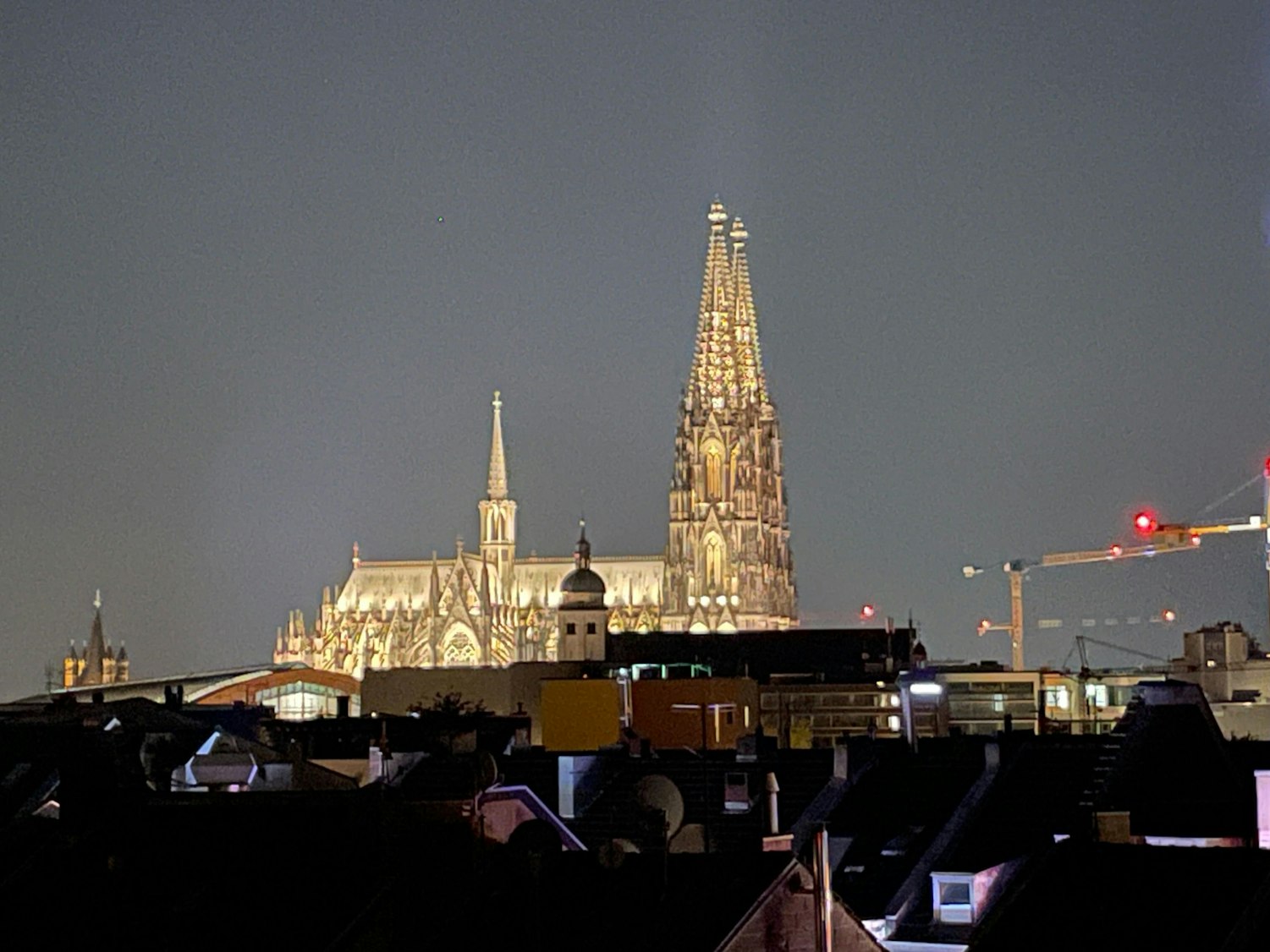 Der Kölner Dom ist in der Nacht hell beleuchtet.