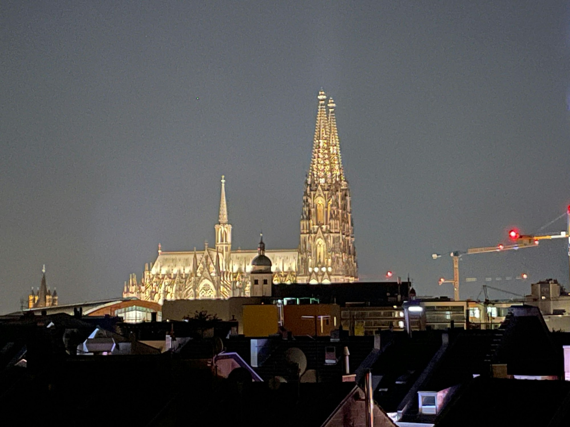 Der Kölner Dom ist in der Nacht hell beleuchtet.