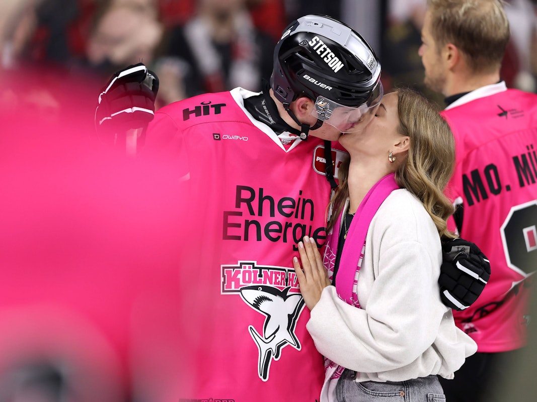 Justin Schütz küsst seine Freundin nach einem Spiel.