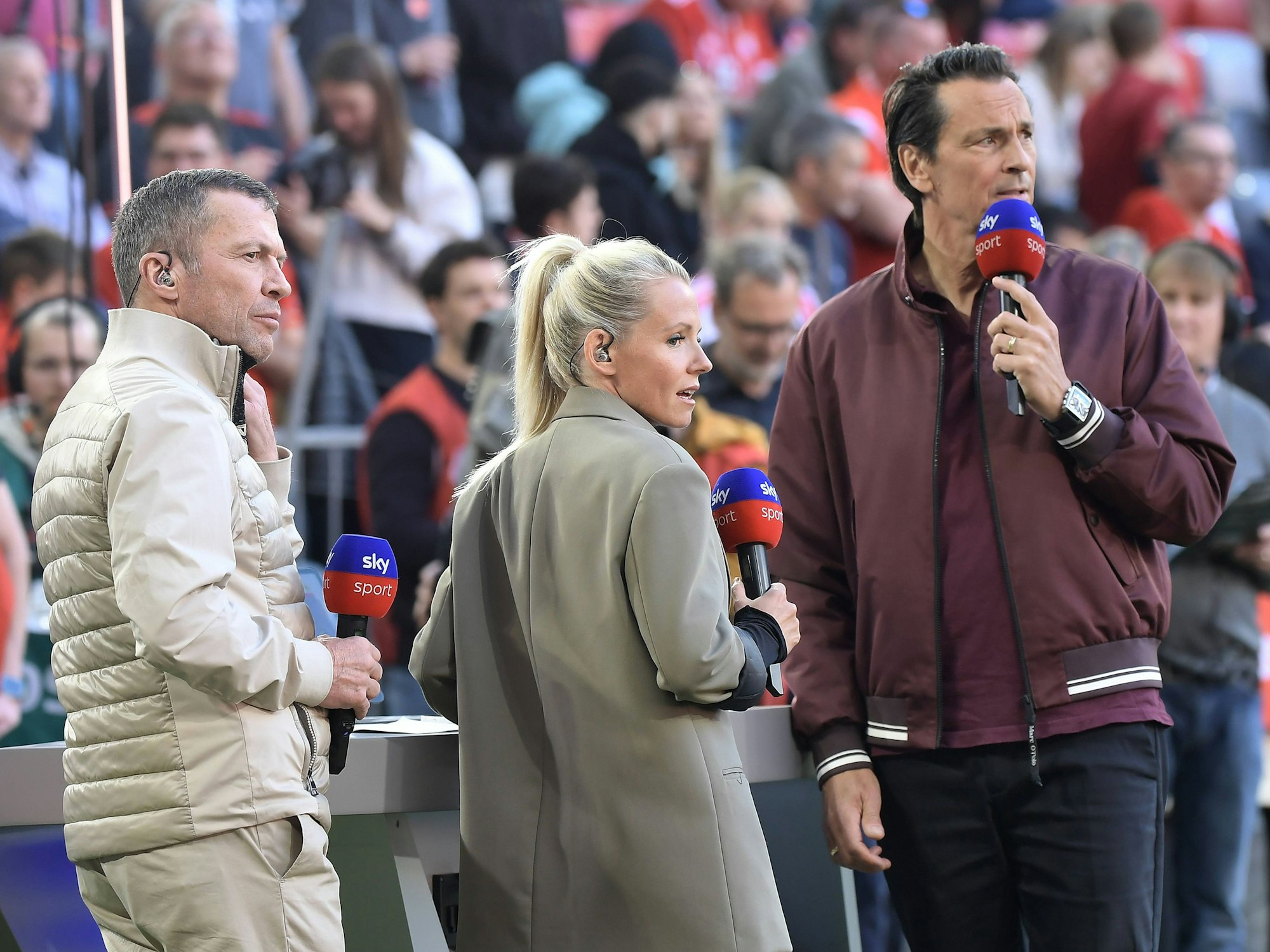 TV-Experte Lothar Matthäus Julia Simic und Sebastian Hellmann bei der Übertragung des Spiels zwischen dem FC Bayern München und Borussia Dortmund.