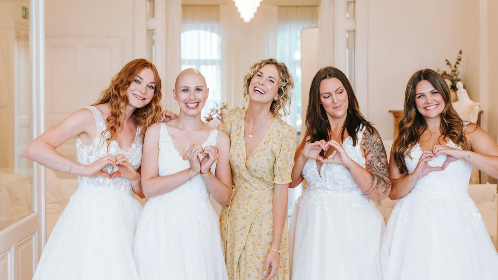 Sanna Lindström und „normale Frauen“ als Models für ihre Brautkleider bei einem Fotoshooting in ihrem Atelier.