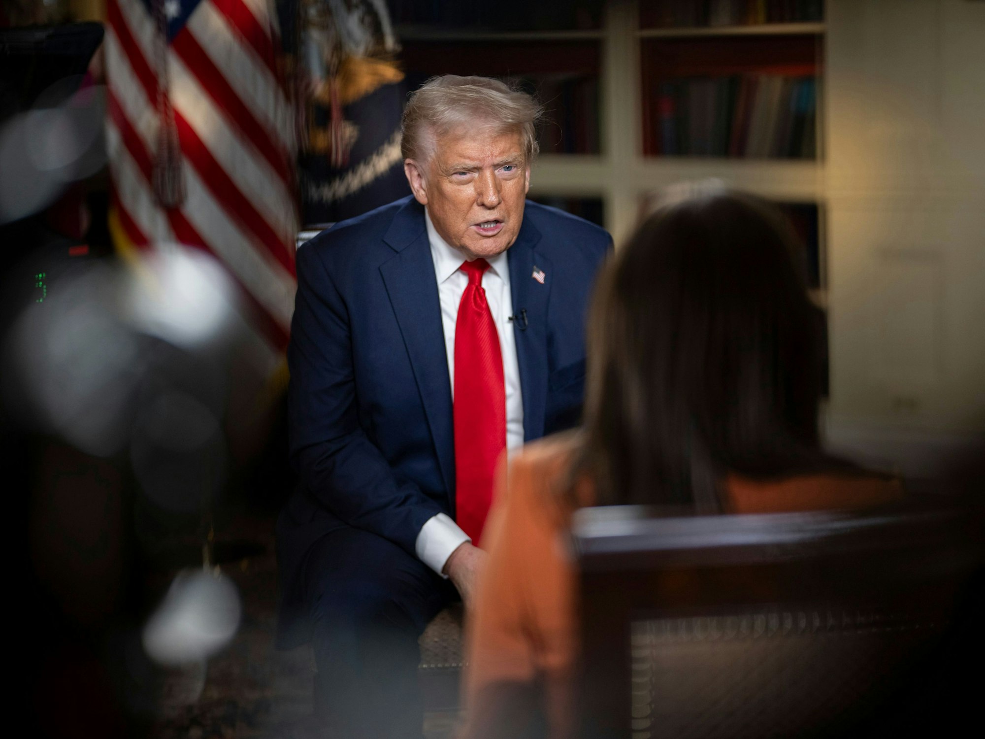 Die vom Weißen Haus zur Verfügung gestellte Aufnahme zeigt US-Präsident Donald Trump während eines Interviews mit Fox Noticias-Moderatorin Rachel Campos-Duffy im Weißen Haus.