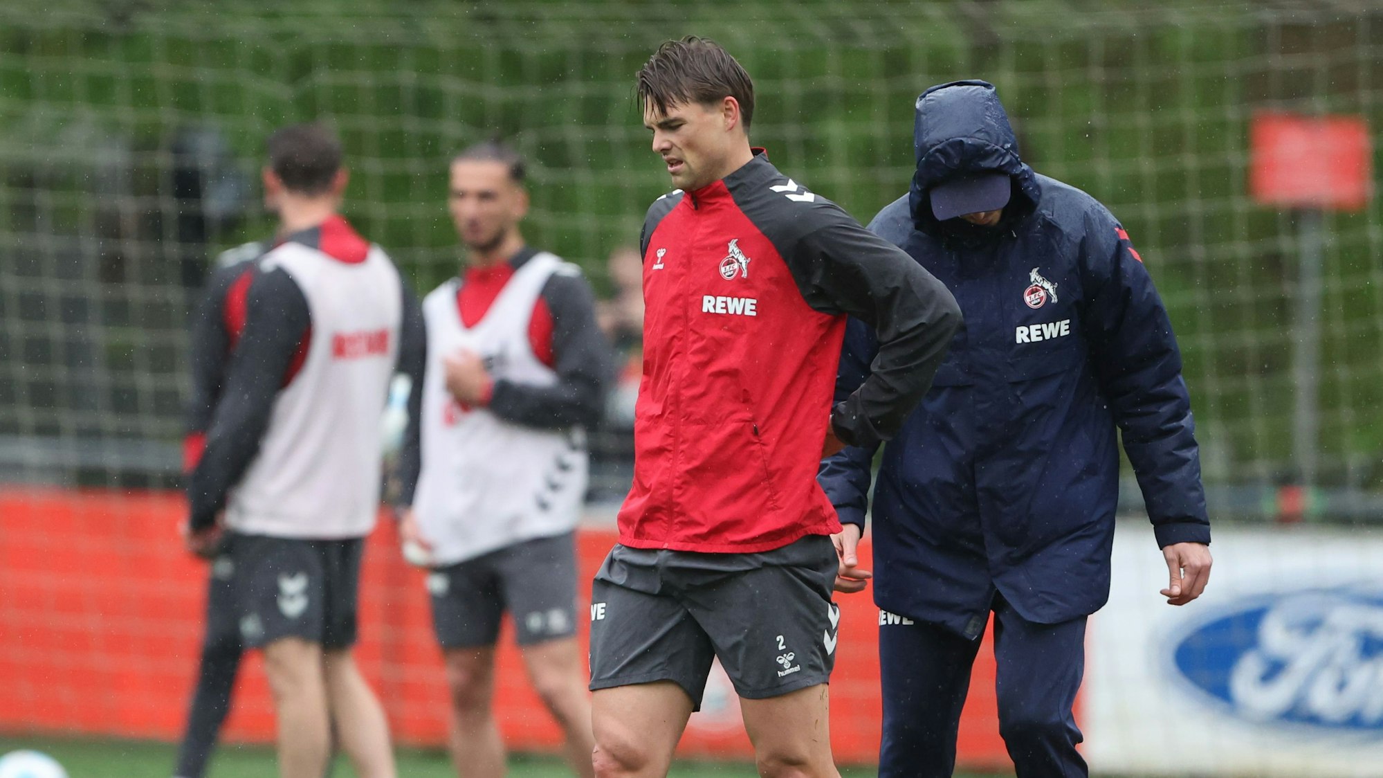 Joel Schmied verlässt im FC-Training den Platz.
