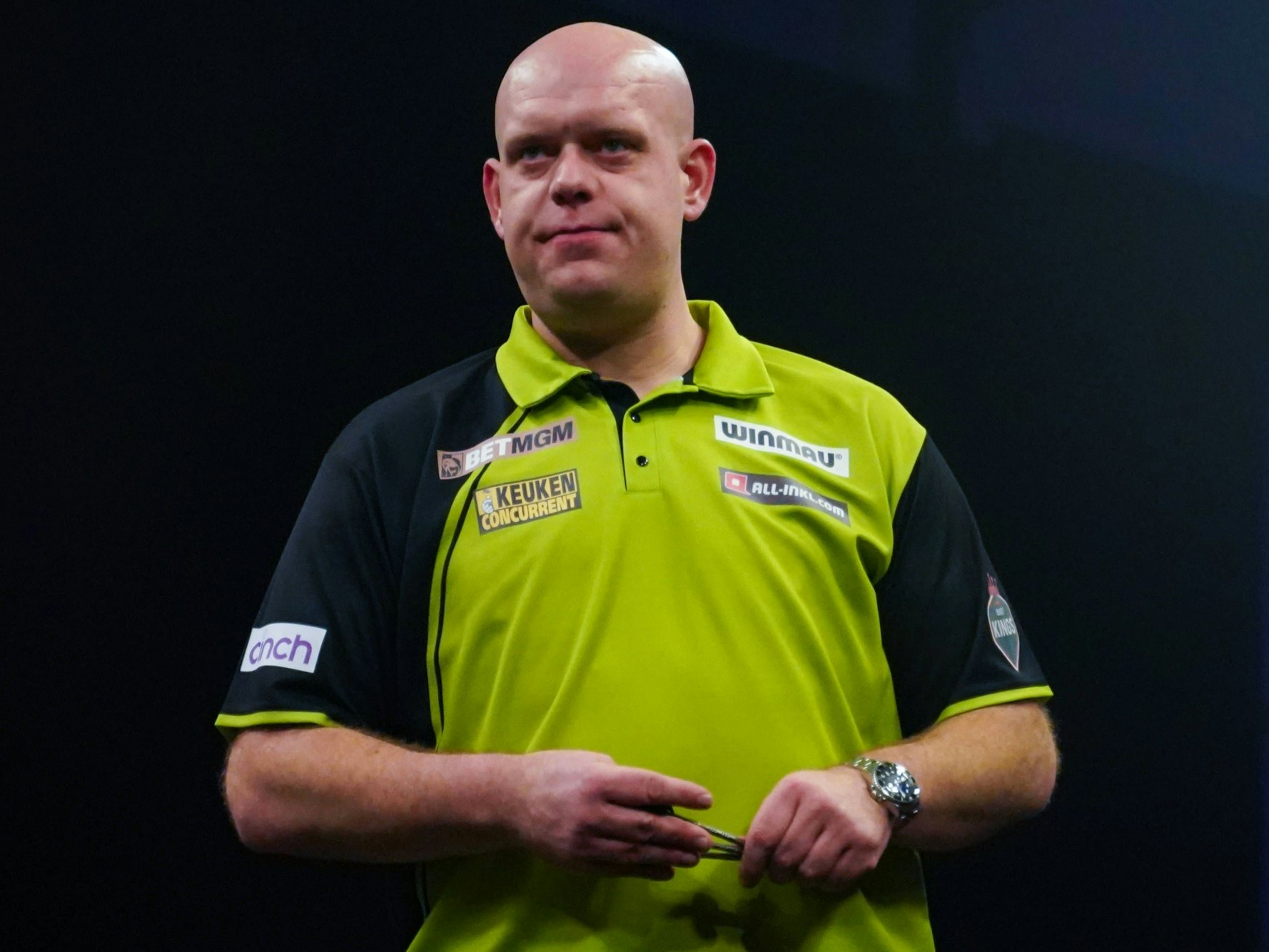 Michael van Gerwen hat seine Dartpfeile in den Händen und schaut grimmig.