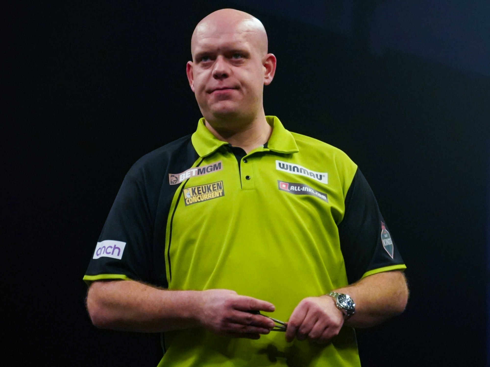 Michael van Gerwen hat seine Dartpfeile in den Händen und schaut grimmig.