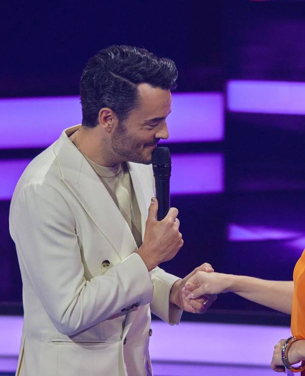 Giovanni Zarrella und Beatrice Egli stehen gemeinsam auf der Bühne in Berlin. Die „Beatrice Egli Show“ wird am Karsamstag, 19. April 2025, ausgestrahlt.