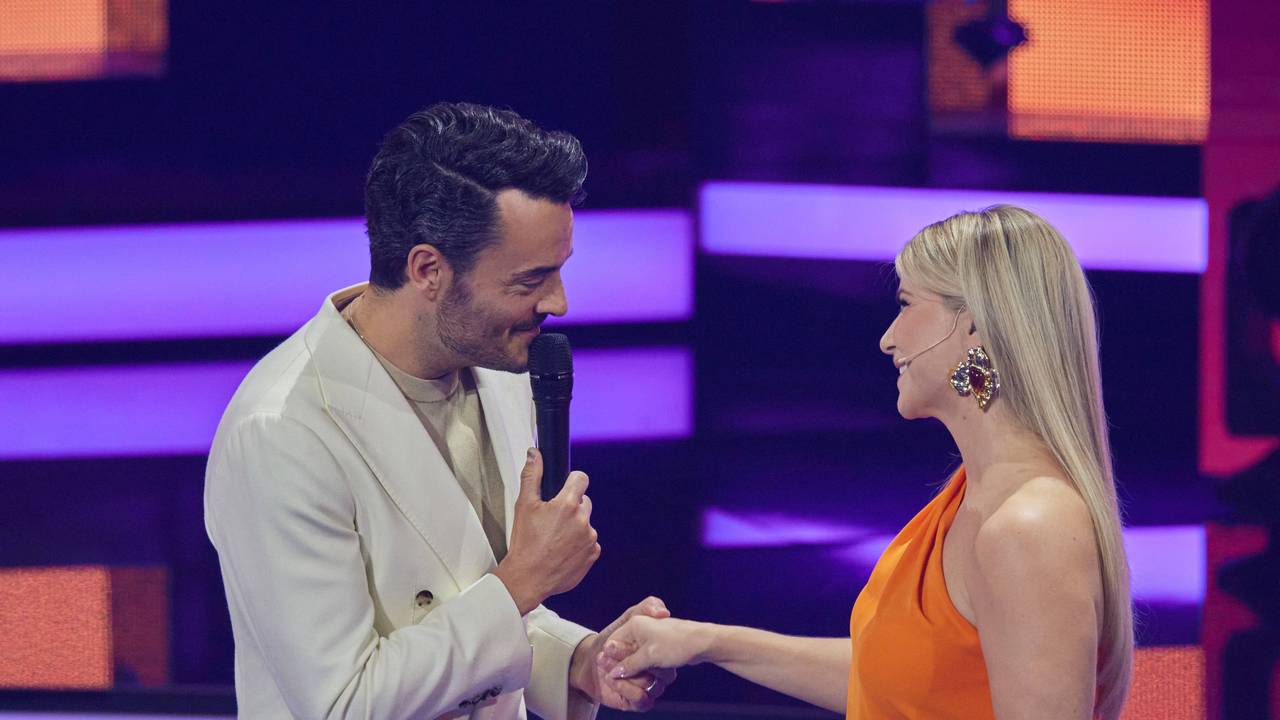 Giovanni Zarrella und Beatrice Egli stehen gemeinsam auf der Bühne in Berlin. Die „Beatrice Egli Show“ wird am Karsamstag, 19. April 2025, ausgestrahlt.