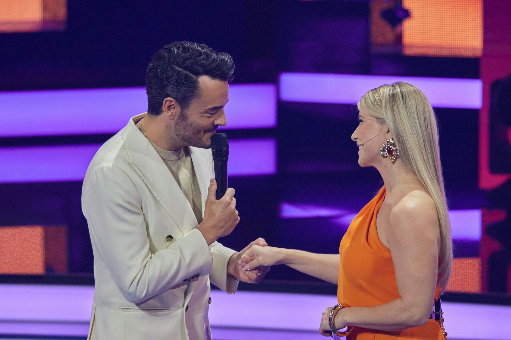 Giovanni Zarrella und Beatrice Egli stehen gemeinsam auf der Bühne in Berlin. Die „Beatrice Egli Show“ wird am Karsamstag, 19. April 2025, ausgestrahlt.