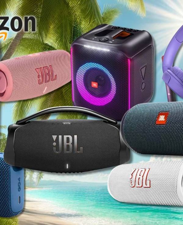 Anordnung verschiedener JBL Lautsprecher und Kopfhörer vor einem Hintergrund mit Palmen und spritzendem Wasser.