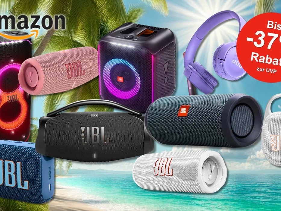 Anordnung verschiedener JBL Lautsprecher und Kopfhörer vor einem Hintergrund mit Palmen und spritzendem Wasser.