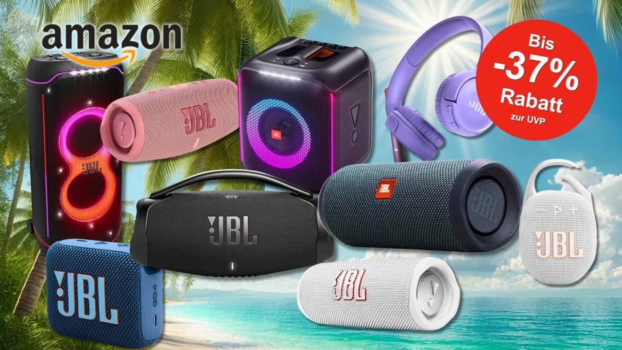 Anordnung verschiedener JBL Lautsprecher und Kopfhörer vor einem Hintergrund mit Palmen und spritzendem Wasser.