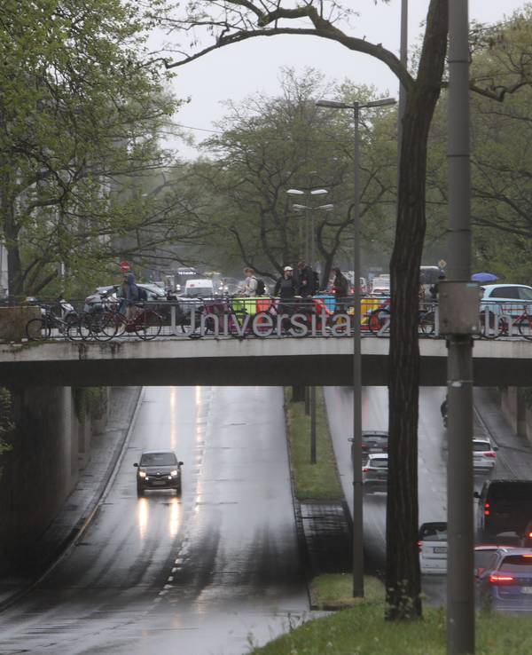 Autos fahren bei Regen durch eine Unterführung.